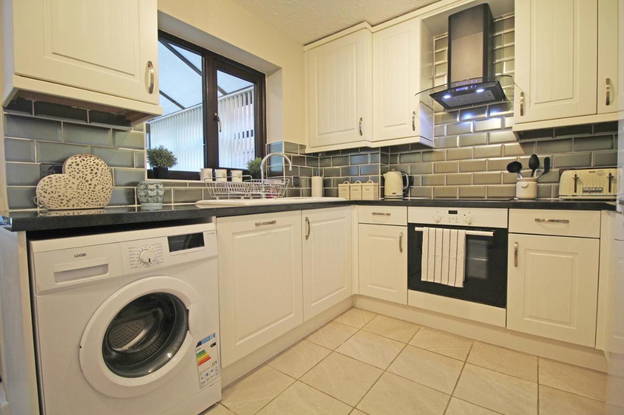 The Barwoods - Modern Spacious Home In Chester - Parking المظهر الخارجي الصورة